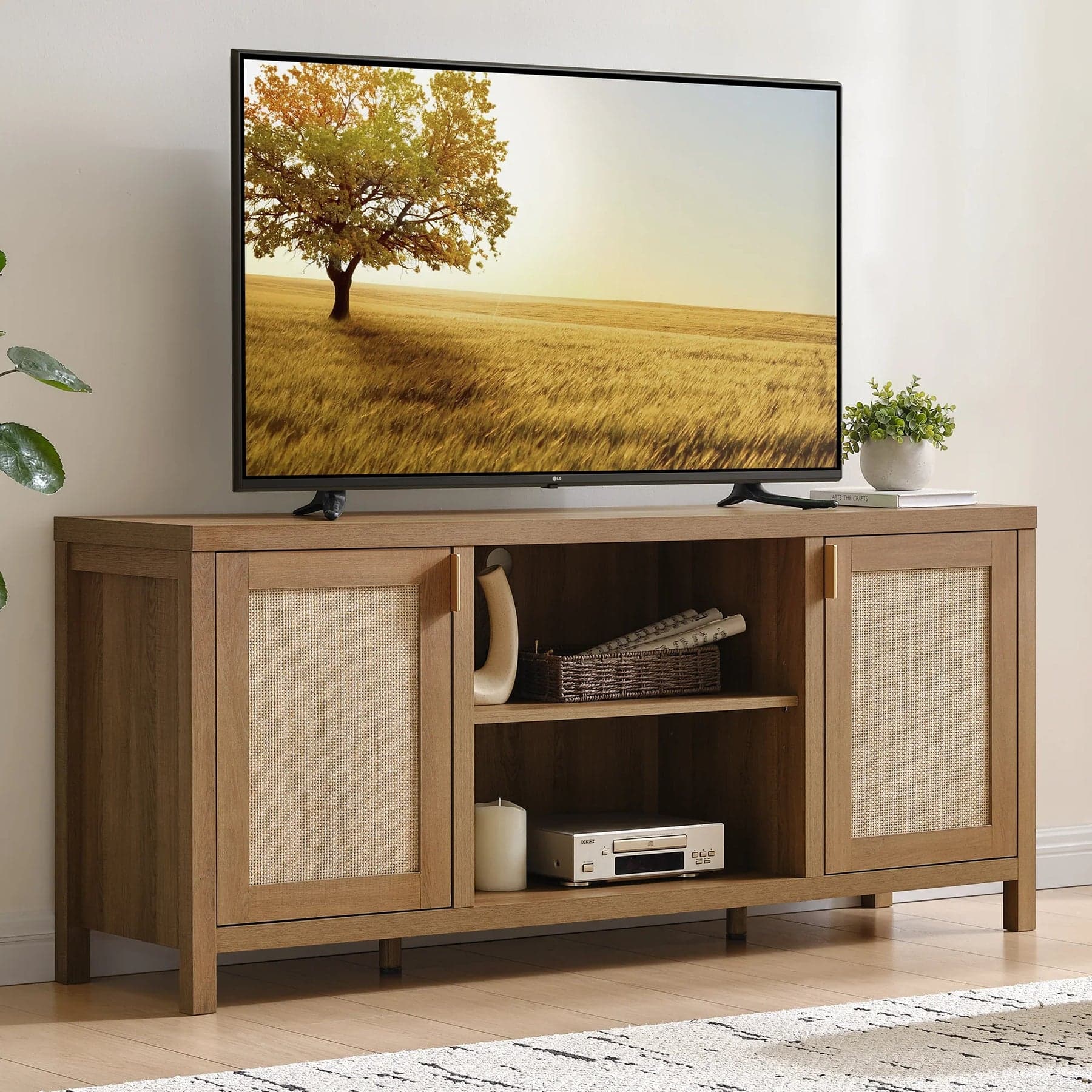 Mobile TV in legno con ante in rattan e ripiani aperti sotto un televisore.