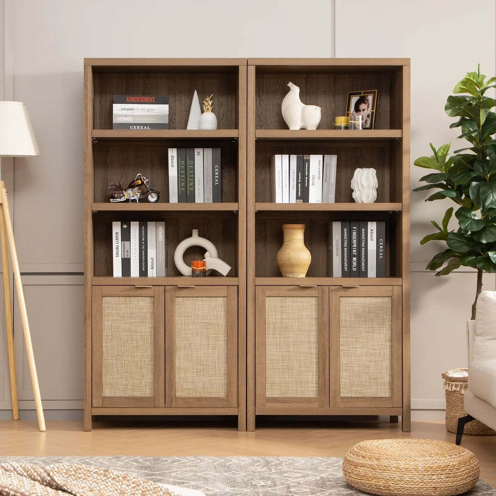 Due librerie in legno con ante in rattan, decorate con libri e oggetti decorativi.