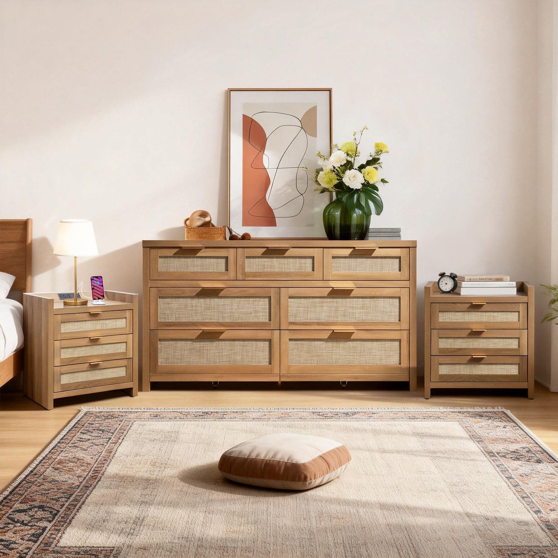 Comò e comodini in legno con frontali in rattan, tappeto decorativo e arte astratta.