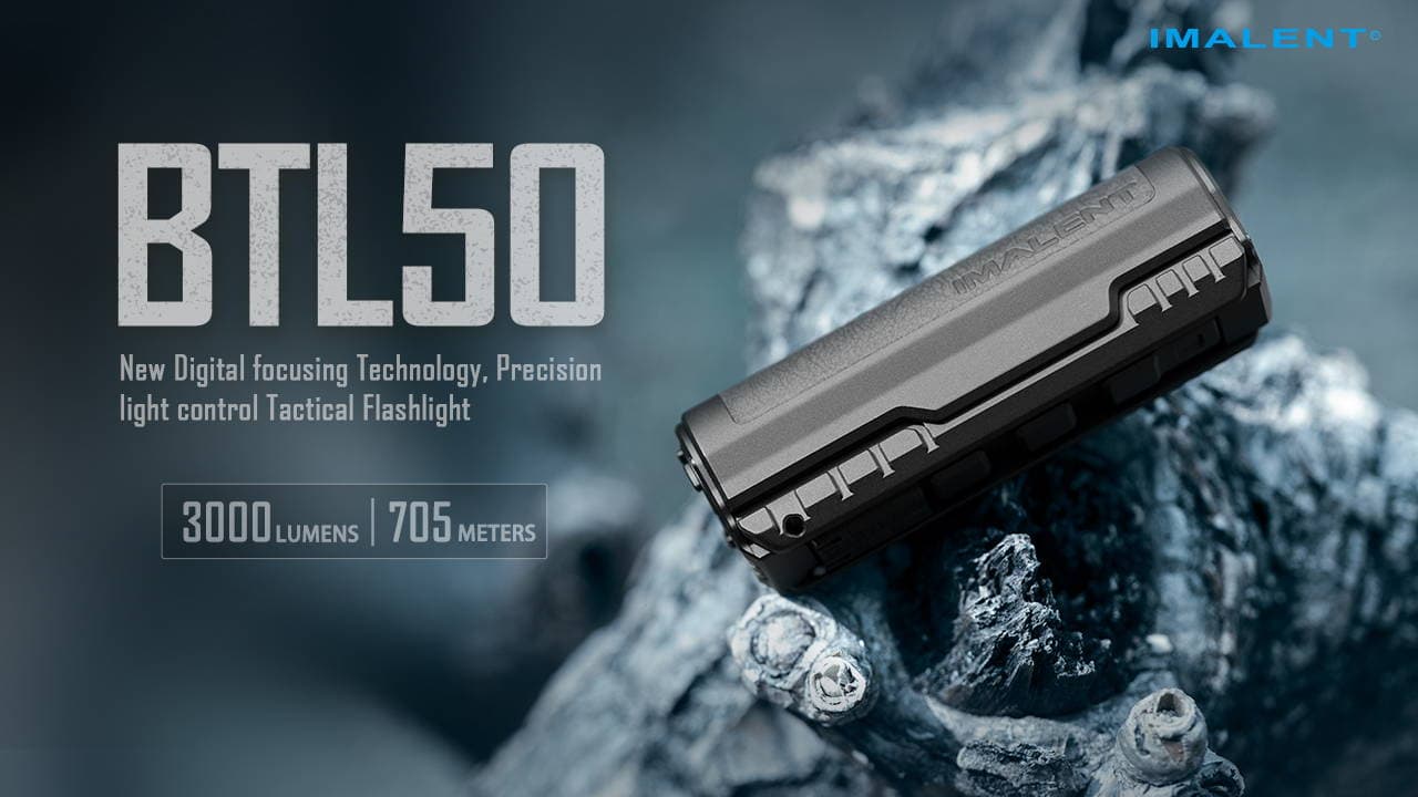 Torcia tattica Imalent BTL50 nera su roccia con specifiche 3000 lumen e 705 metri.