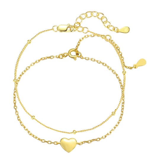 Bracciale dorato a doppio strato con ciondolo a cuore e catenina con piccole perline.