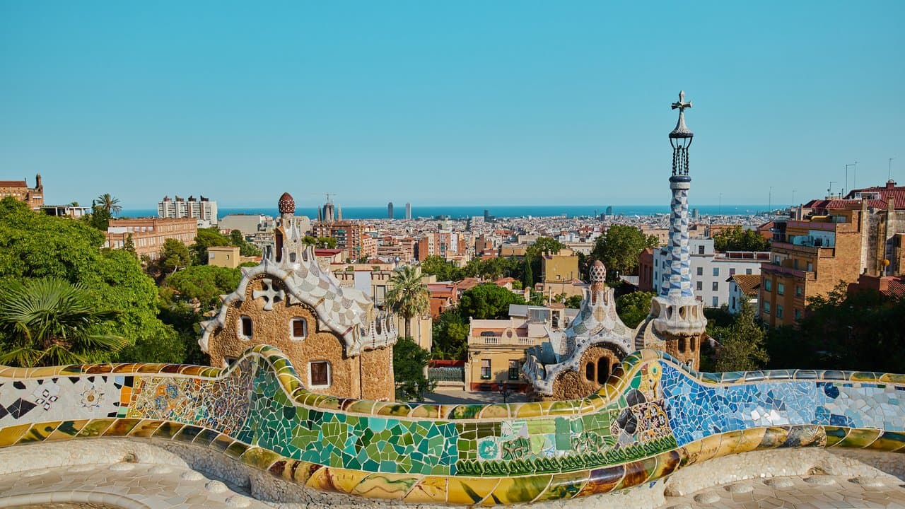Panchina a mosaico del Park Güell con vista panoramica su Barcellona e il mare.